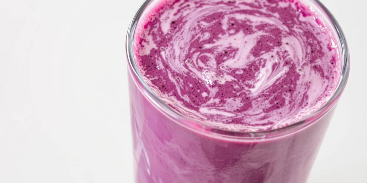 smoothie białkowe z mlekiem migdałowym, białkiem serwatkowym i owocami jagodowymi