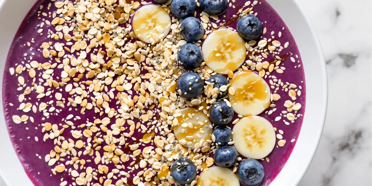 smoothie bowl z bananem, borówkami i płatkami owsianymi
