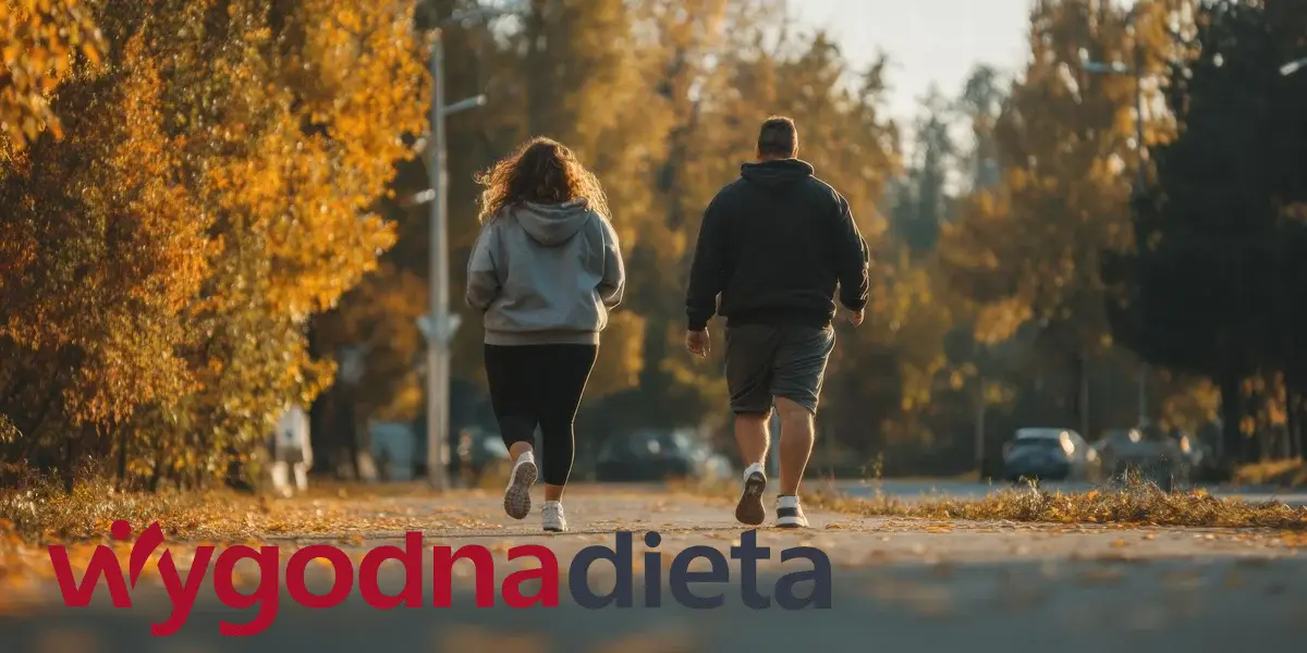 kobieta i mężczyzna na spacerze jesienią