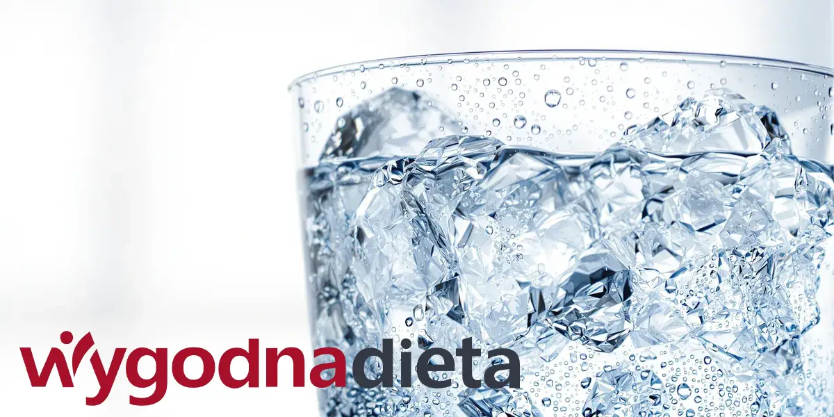 woda gazowana w szklance w przybliżeniu