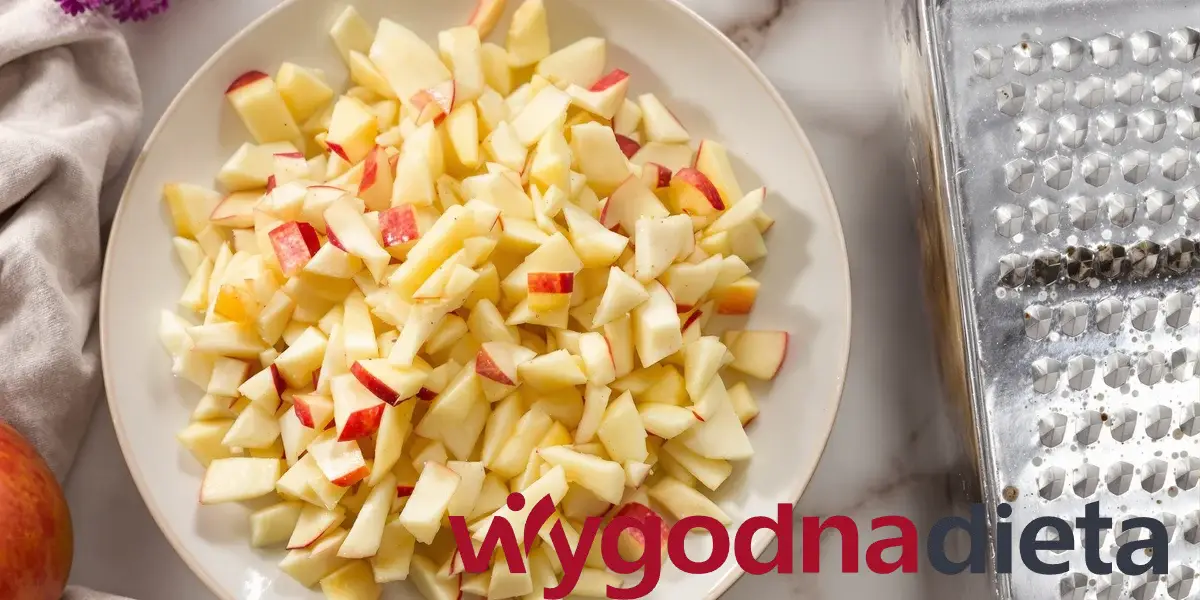 talerz z tartym jabłkiem a obok tarka