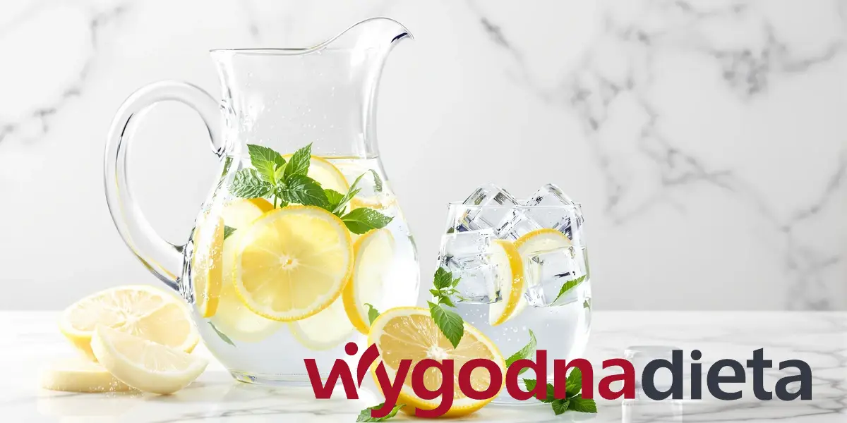 dzbanek z wodą niegazowaną