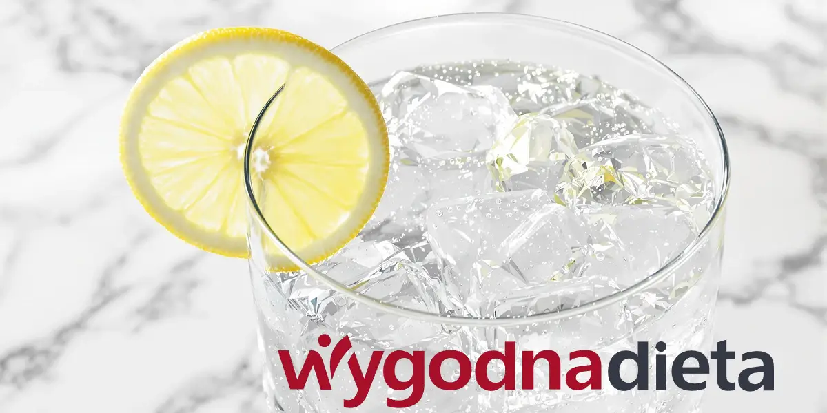 szklanka wody mineralnej z plasterkiem cytryny