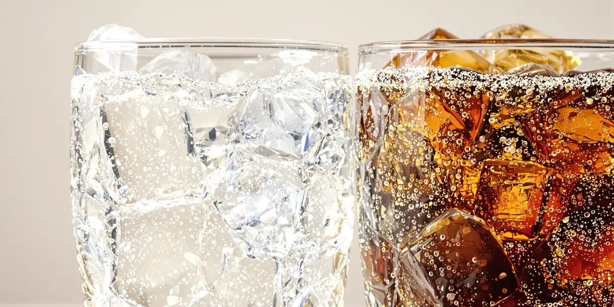 szklanka wody i szklanka coca-coli