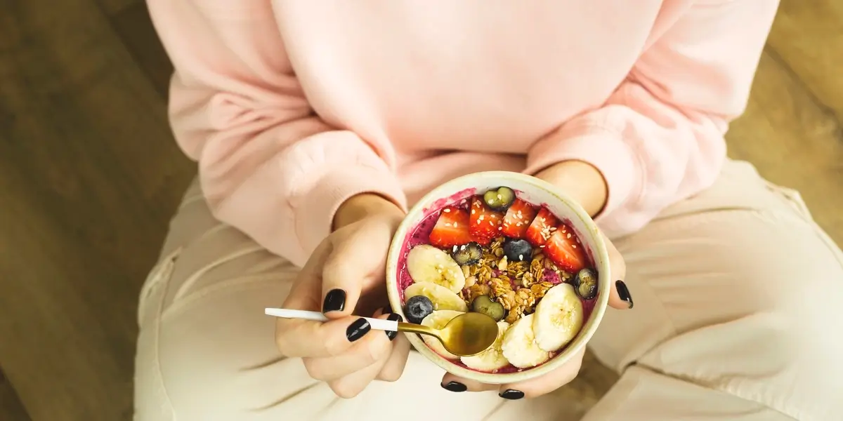 kobieta jedząca sałatkę owocową