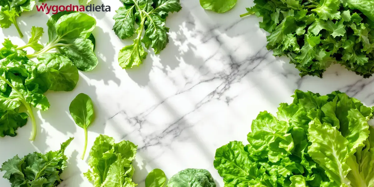 liście świeżych zielonych warzyw położone na blacie