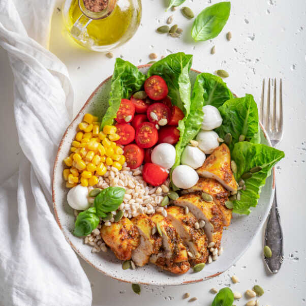 sałatka z kurczakiem - przykładowe danie w cateringu dietetycznym