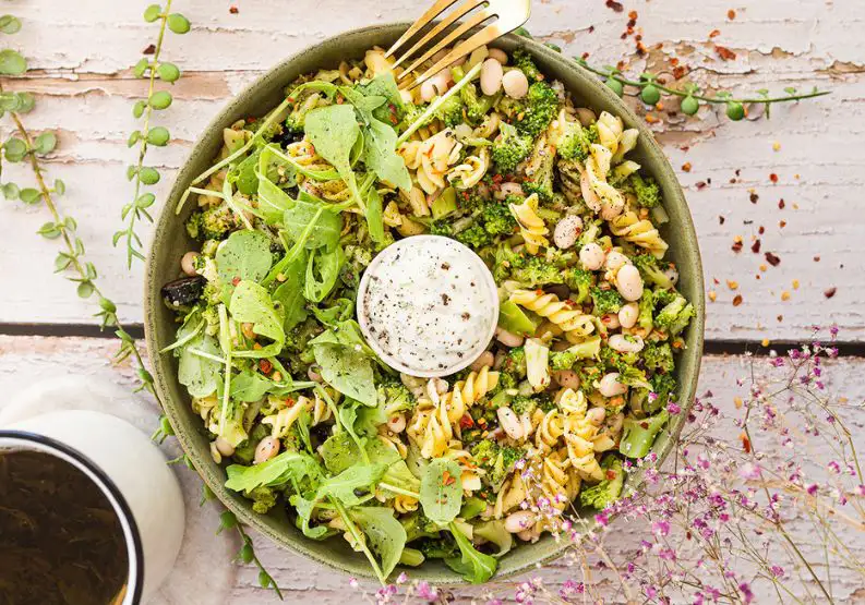 Catering dietetyczny w Tomaszowie Lubelskim przykładowe danie - sałatka makaronowa