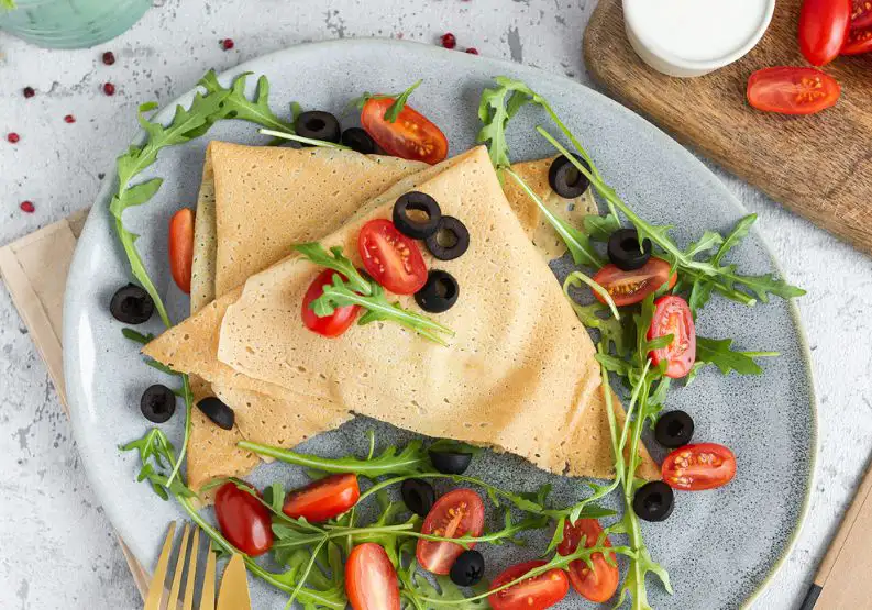 Catering dietetyczny Puszczykowo przykładowa potrawa - naleśniki z warzywami