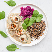 obiad w diecie pudełkowej bez glutenu i laktozy - roladki schabowe z suszonymi pomidorami, szpinakiem i sosem pieczarkowym, kasza gryczana z czarną soczewicą, surówka z czerwonej kapusty i jabłka