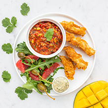kolacja w diecie bez glutenu i laktozy - pieczone nuggetsy z salsą mango-chili, sałatka z grapefruitem i owocami kaparowca