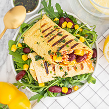 kolacja w niskokalorycznej diecie pudełkowej - meksykańska tortilla z czerwoną fasolą, kukurydzą, żółtą papryką i salsą verde
