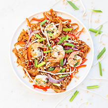 kolacja w sportowej diecie pudełkowej - pad thai z krewetkami, papryką, kiełkami fsoli mung i orzechami arachidowymi