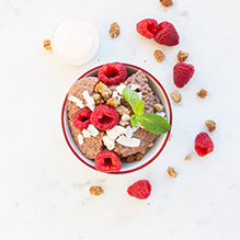 podwieczorek w sportowej diecie pudełkowej - karobowy deser z tapioki z malinami i sosem waniliowym