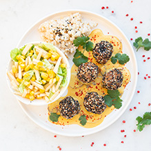 obiad w sportowej diecie pudełkowej - pulpeciki drobiowe w sosie dyniowym z pieczarkami, ryż brązowy, surówka z kapusty pekińskiej z kukurydzą i jabłkiem