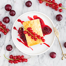 second breakfast in a no-fish box diet - cheesecake on an oat base with currant sauce and cherries