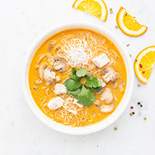 kolacja w diecie pudełkowej bez nabiału - tajska zupa tom kha z kurczakiem, pieczarkami, makaronem vermicelli i kolendrą