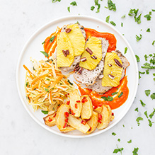 obiad w diecie pudełkowej bez nabiału - Filet z kurczaka w sosie paprykowym z ananasem i orzechami pekan, pieczone ziemniaki z chili, surówka z kapusty z czosnkiem niedźwiedzim