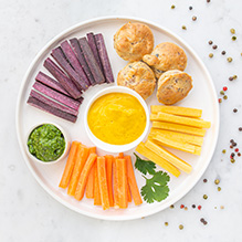 śniadanie w diecie pudełkowej bez nabiału - wytrawne muffiny z bazyliowym pesto, słupki kolorowej marchewki z pastą z pieczonej dyni z kurkumą