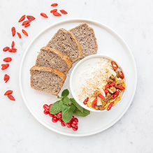śniadanie w diecie pudełkowej bez glutenu i nabiału - chlebek bananowy z gruszką, jogurt sojowy z płatkami kukurydzianymi, amarantusem, morwą i jagodami goji