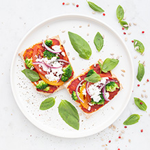 kolacja w diecie pudełkowej dla diabetyka - domowa pizza na pełnoziarnistym spodzie z brokułem, pomidorem, serkiem greckim i bazylią