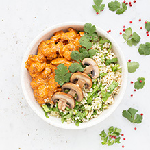 obiad w diecie pudełkowej dla diabetyka - Czerwone curry z kurczakiem, pieczarkami i kolendrą, ryż brązowy z kapustą pak choi