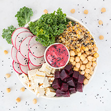 kolacja w bezglutenowej diecie pudełkowej - Buddha bowl z jarmużem, komosą, soczewicą, ryżem, tofu, burakiem, ciecierzycą, rzodkiewką, czarnym sezamem i żurawinowym dressingiem