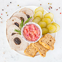 śniadanie w diecie pudełkowej bez glutenu - schab ze śliwką z bułeczką bezglutenową, ogórkiem i musem jablkowo-cebulowym