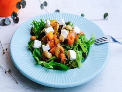 Dietician salad with feta cheese and cashews