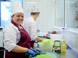 Employee of wygodnadieta dietary catering company preparing the meals