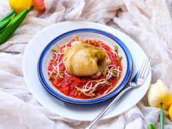 Pieczona sola w pikantnym sosie pomidorowym