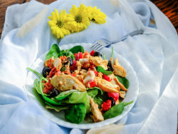 
Spring salad with chicken, spinach, paprika and olives, slimming in Chorzow